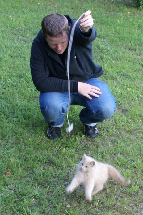 Gunnar och Anders leker.